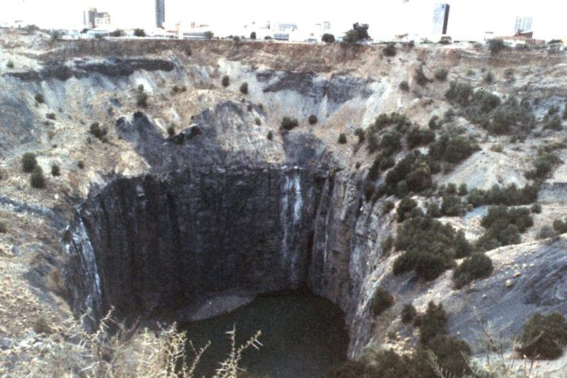 A picture taken in 1990, before the overlook was added. A display at the local museum stated that the diamonds taken from the mine would, if