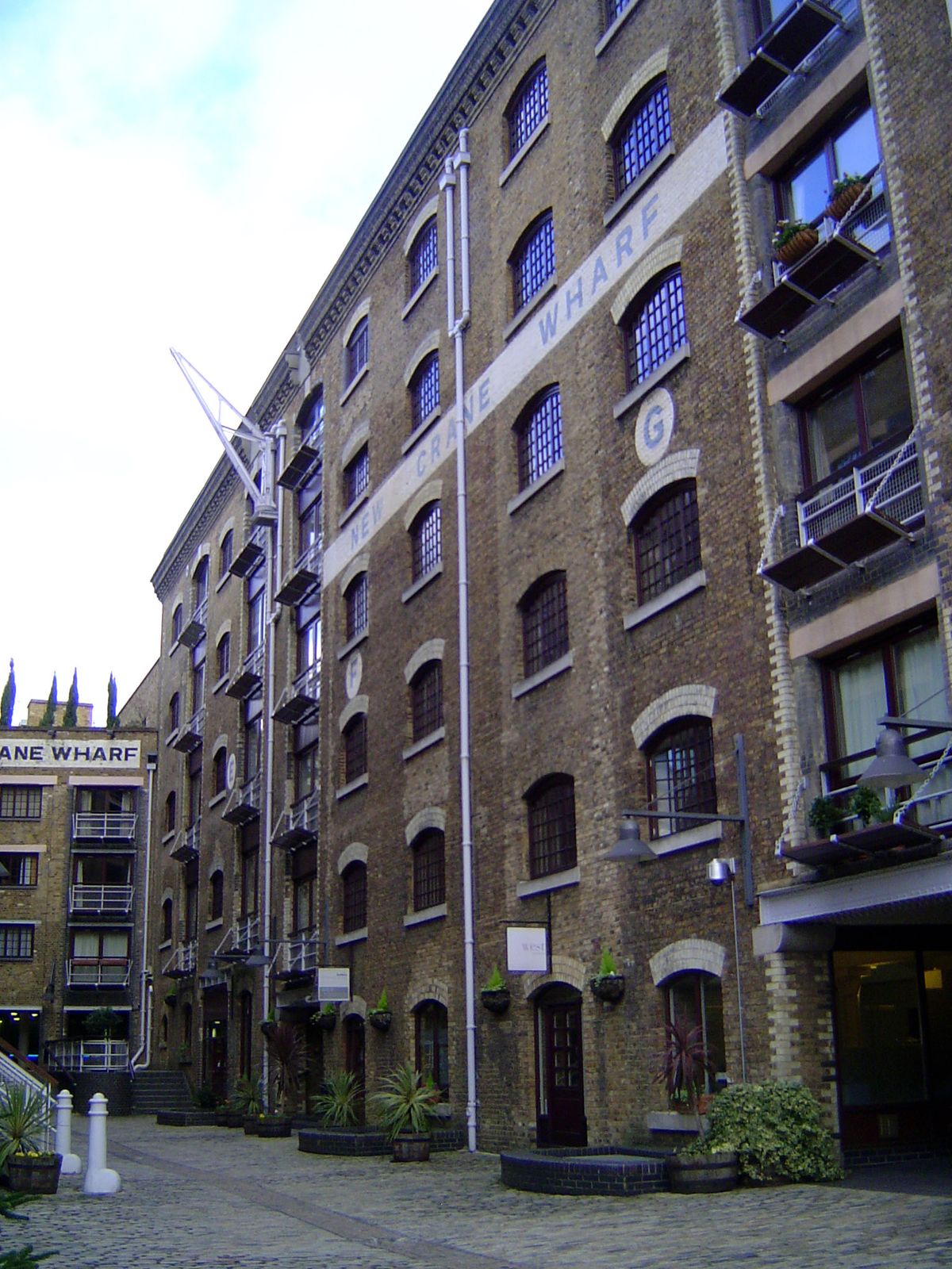 Back to the river and continuing downstream. The huge Crane Wharf was built in 1873, burned and rebuilt in 1885, and converted to apartments