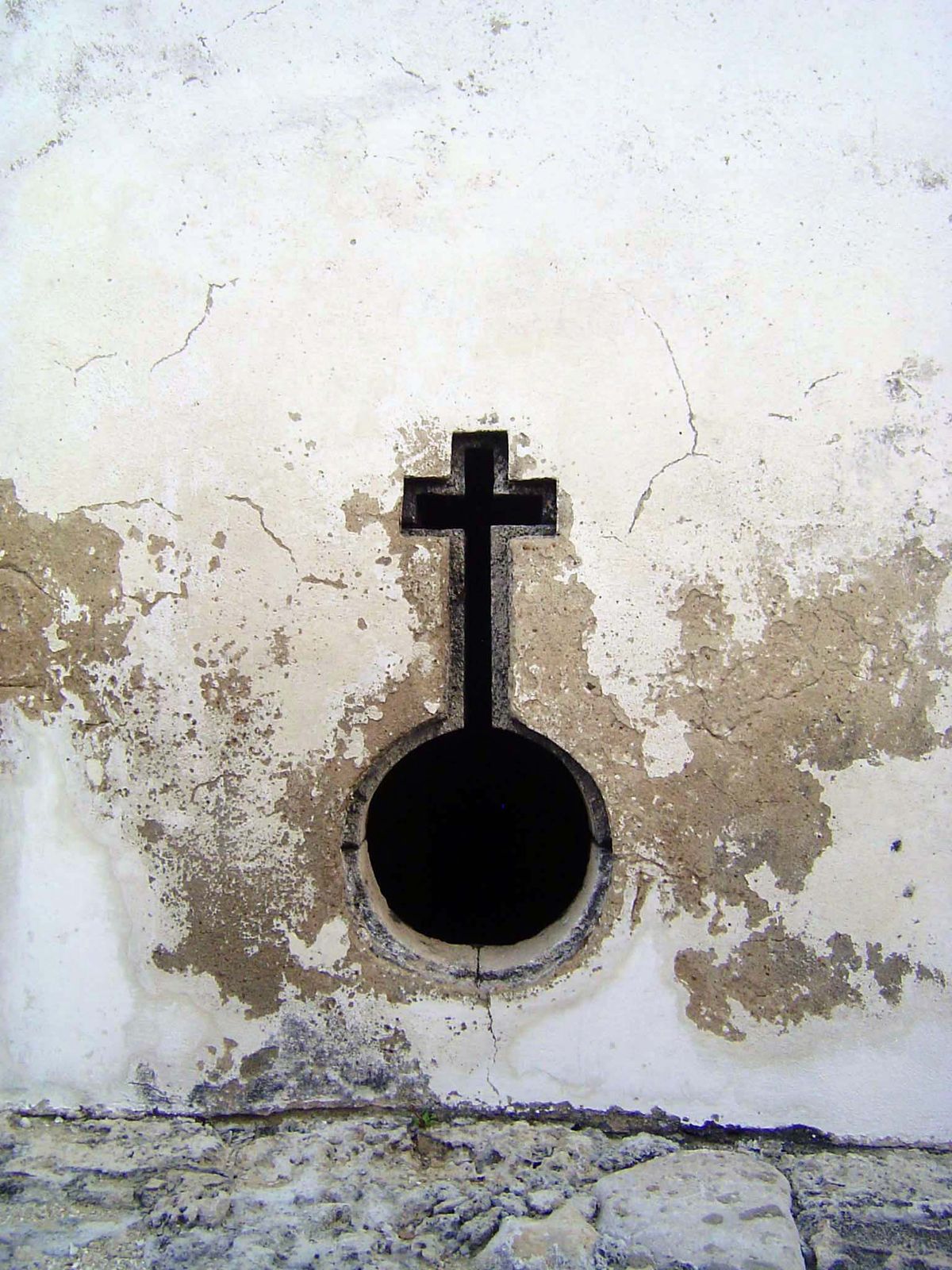 The windows are in the form of the globus cruciger or triumphal cross, emblematic of the Portuguese crown ruling the world in the name of Ch
