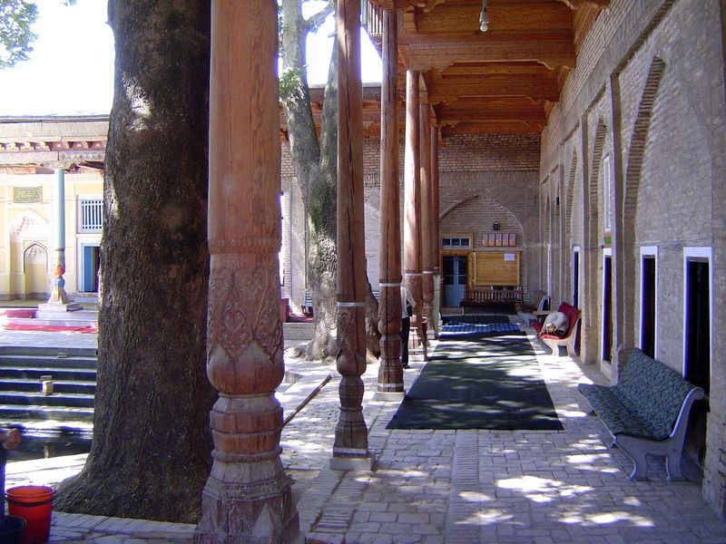 Surrounding colonnade.