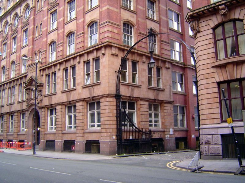 The adjoining Lancaster House, 1909-1912, also by Fairhurst for Lloyd's Packing. As well as running a packing operation, Lloyd's rented room