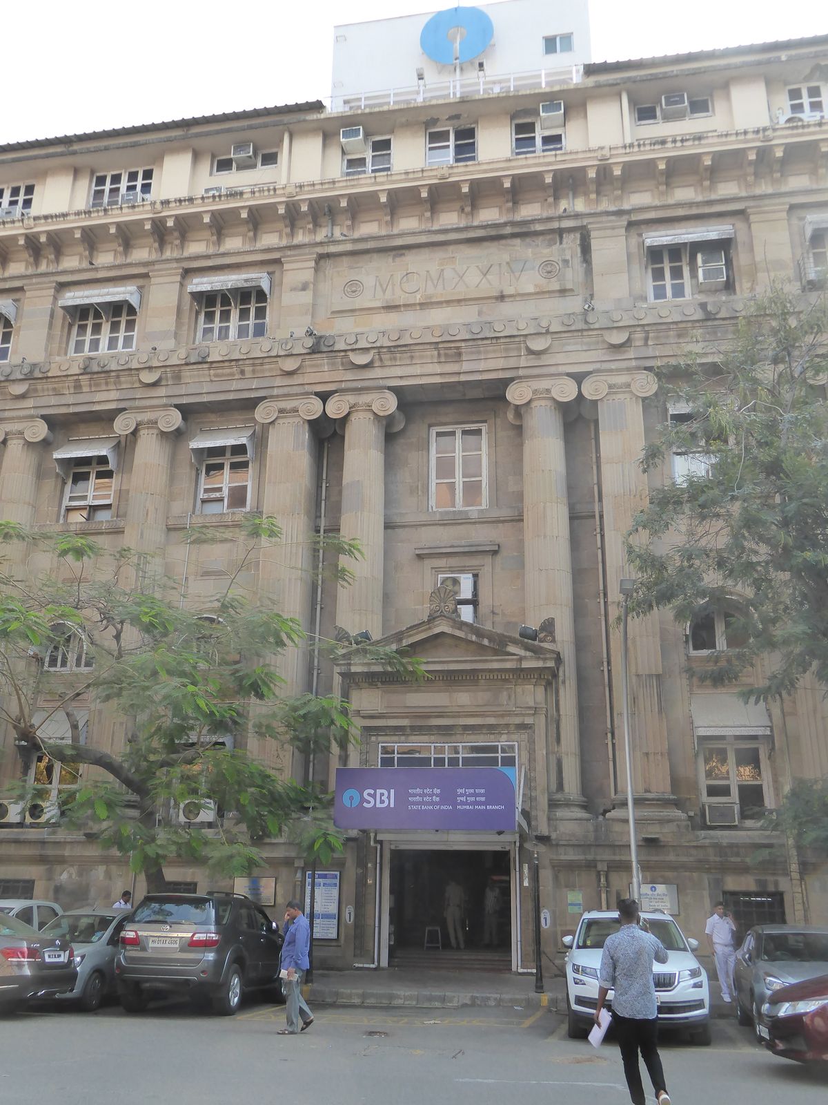 Welcome to the main Mumbai branch of the State Bank of India, until 1955 the Imperial Bank of India. That bank opened here in 1924 and had b