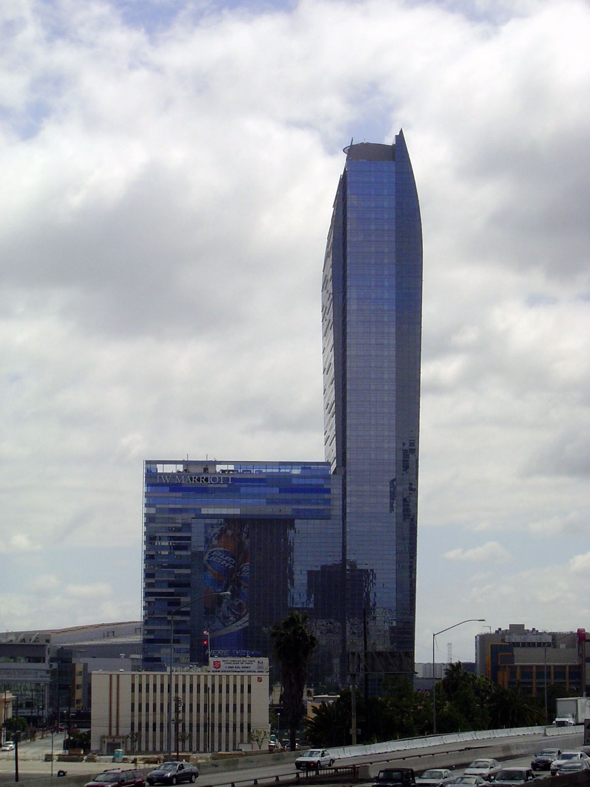 No, we haven't forgotten downtown. Here, near the growth pole called the Staples Center, two hotels such a building. There's Marriott on the