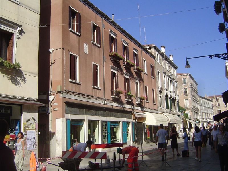 The best example is the Strada Nuovo, opened in 1871 as the Via Vittorio Emanuele. It leads from the railway station toward the Rialto and a