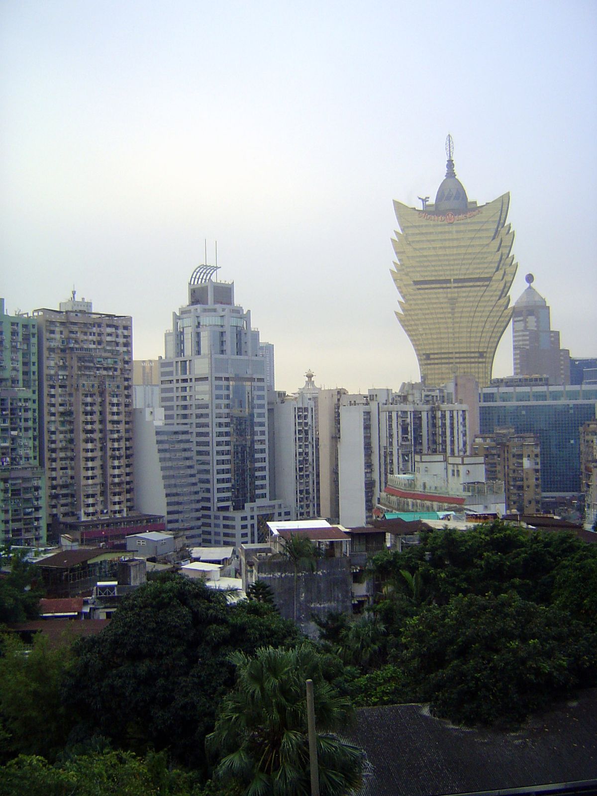 Good Lord! The view from the fortress. The golden thing is the Grand Lisboa, opened ad maiorem Dei gloriam in 2008. To its left, with the ti