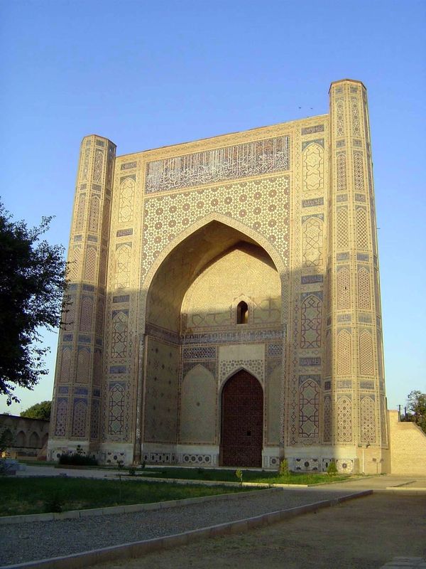 A closer view. Tamerlane in 1404 had 150,000 people working on his construction projects in Samarkand. With regard to the Bibi Khanum, we re