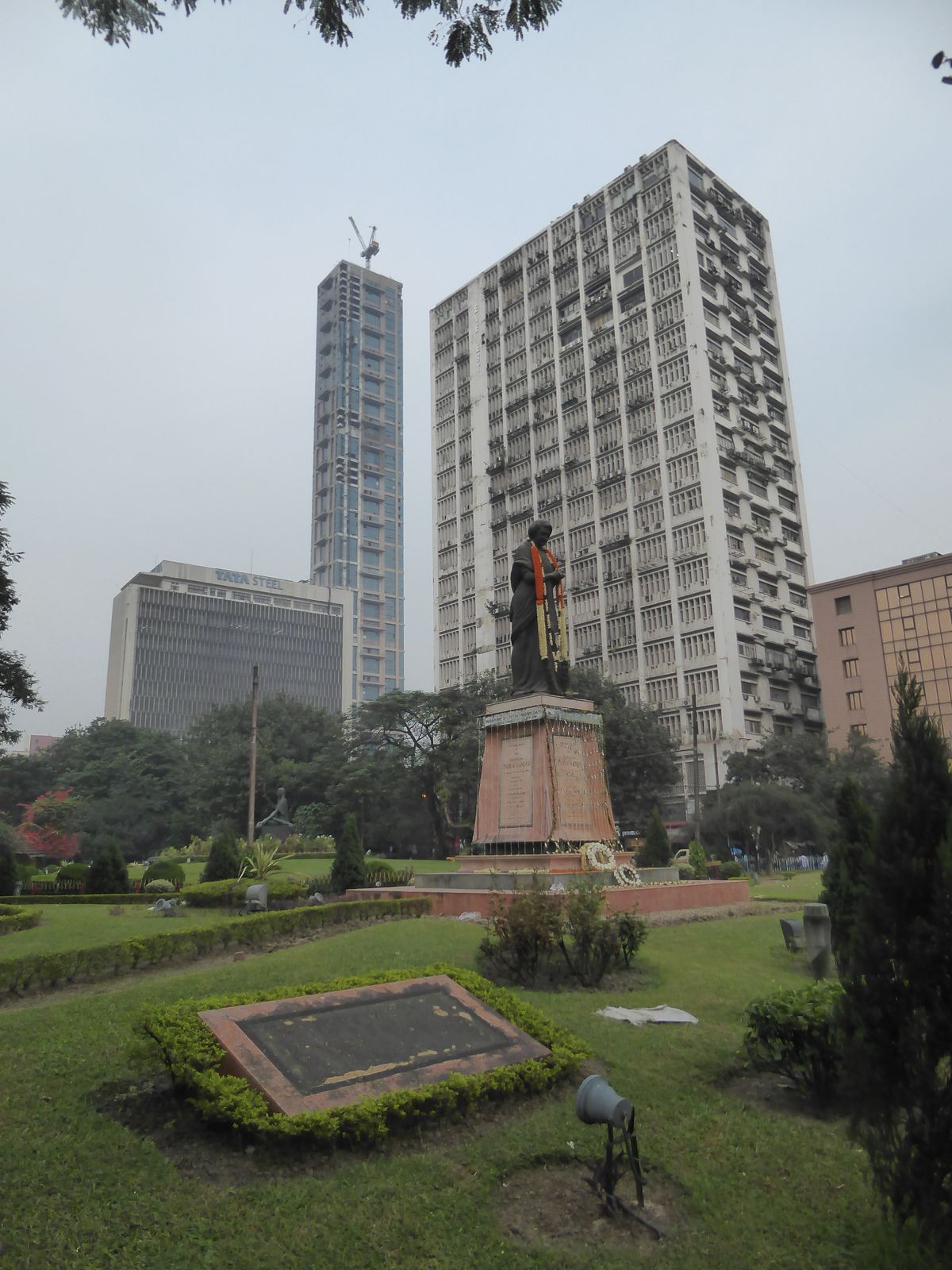 Evan Cotton a century ago wrote of Calcutta that "there is probably no city in the Empire so plentifully adorned with statues of public men 