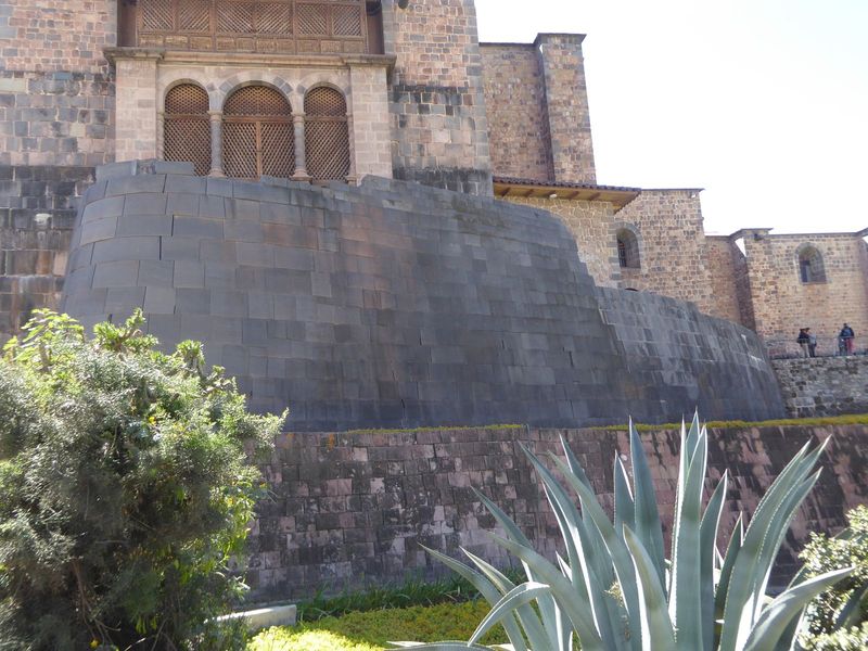 The same wall from another angle: the curvature is unexplained, unless you think it's enough to say that the sun temple once lay on the othe