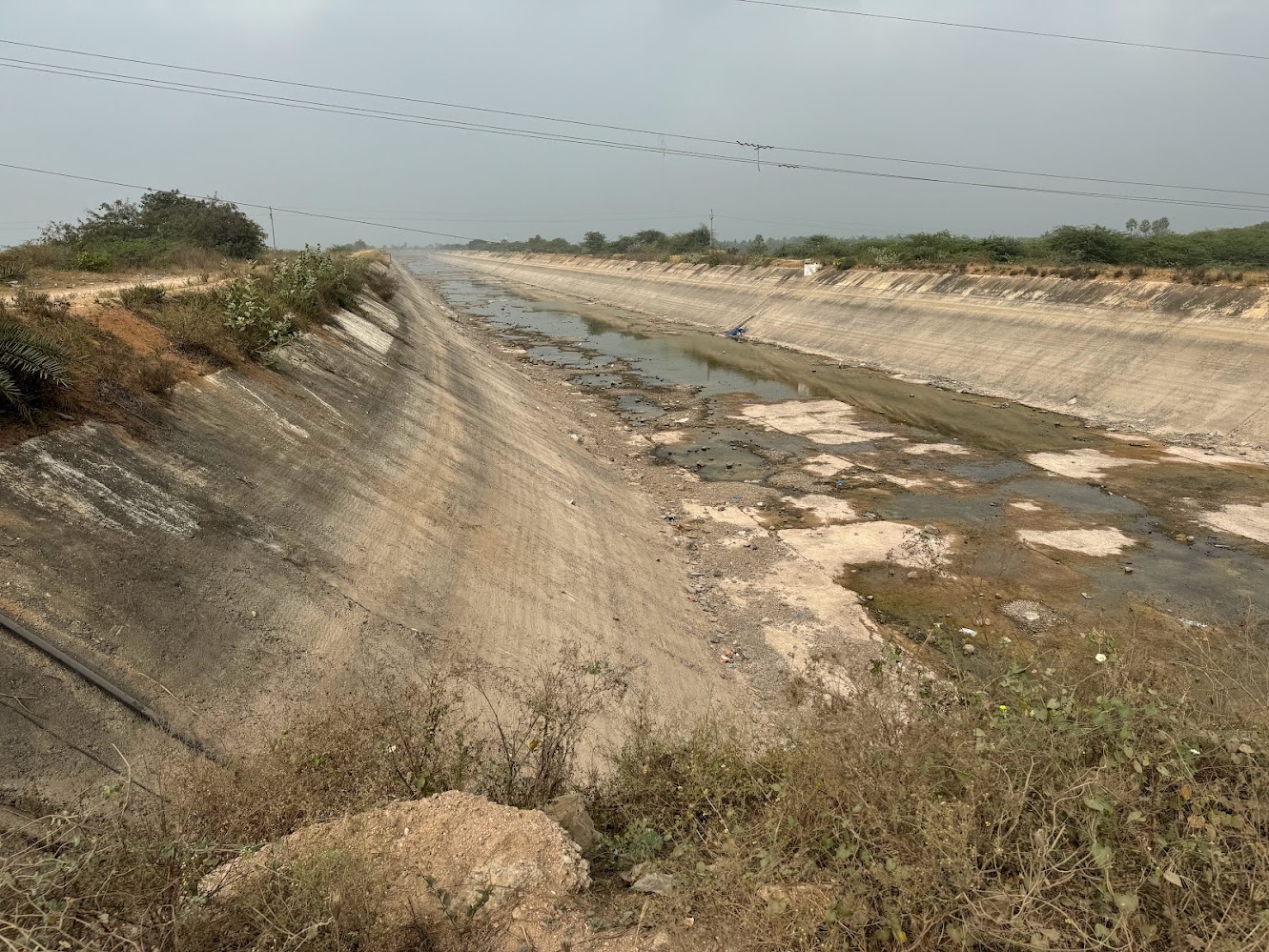 Way downstream, here's the left-bank irrigation canal, which in season irrigates a bit over a million acres.