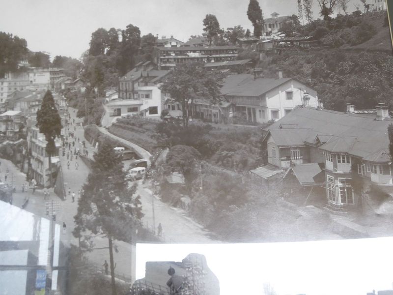 Judging from the vehicles, this photo was taken in the 1960s. Even then, the town was more spacious than it is now.