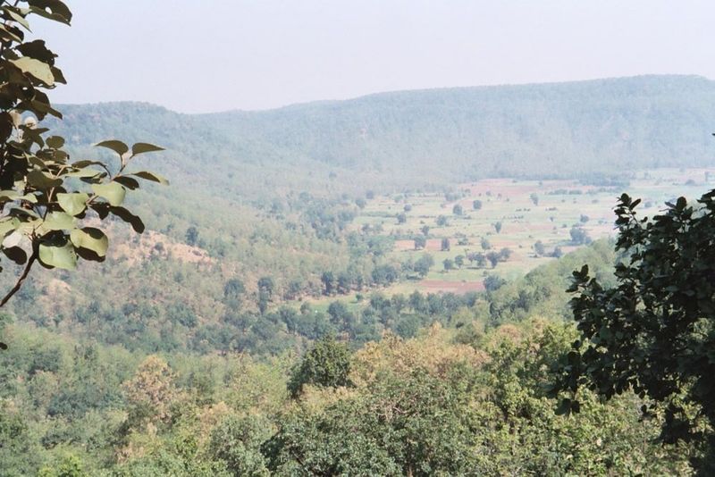 The road north from Panna to Ajaigarh drops off the northern lip of the Rewa Plateau, forming here the Panna Range.