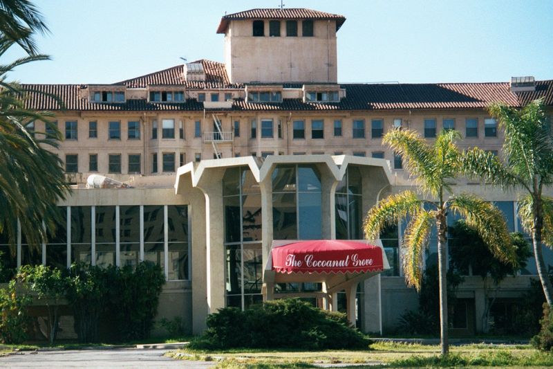 In September 2004, the superintendent of schools announced that most of the building would be destroyed but that the facade would be saved a