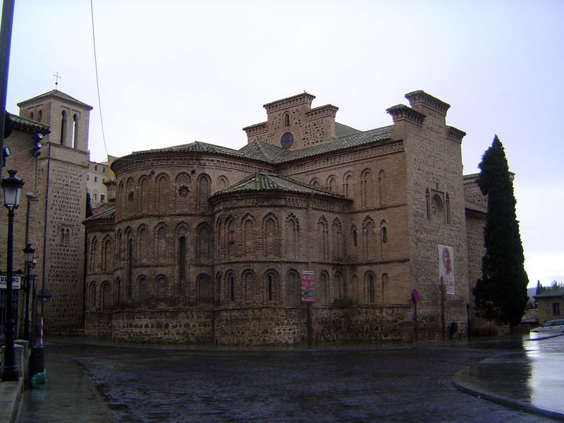 The massive 13th century church of Santiago del Arrabal, or St. James of the Outskirts, stands near the Bisagra Nueva and was completed in t