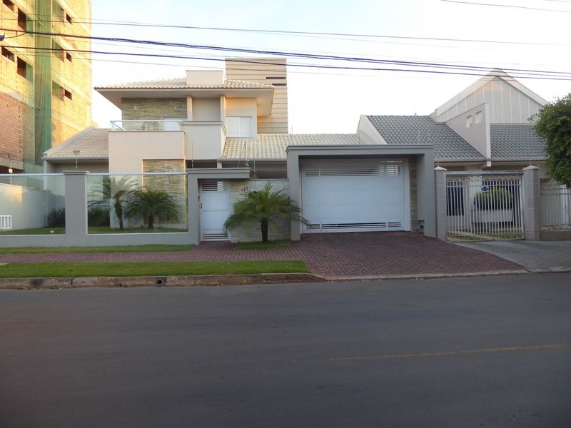 Security is always an issue for the prosperous in Brazil. In this case, at least, part of the "wall" is glass. Downright sociable.