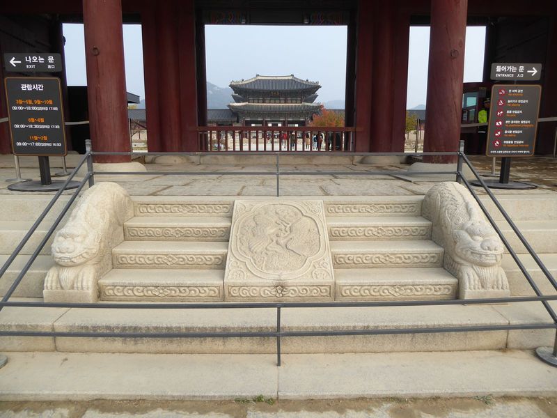 Here's that central spirit staircase, with protective haet'ae, modified lions with keen powers of discernment. There are so many comparable 