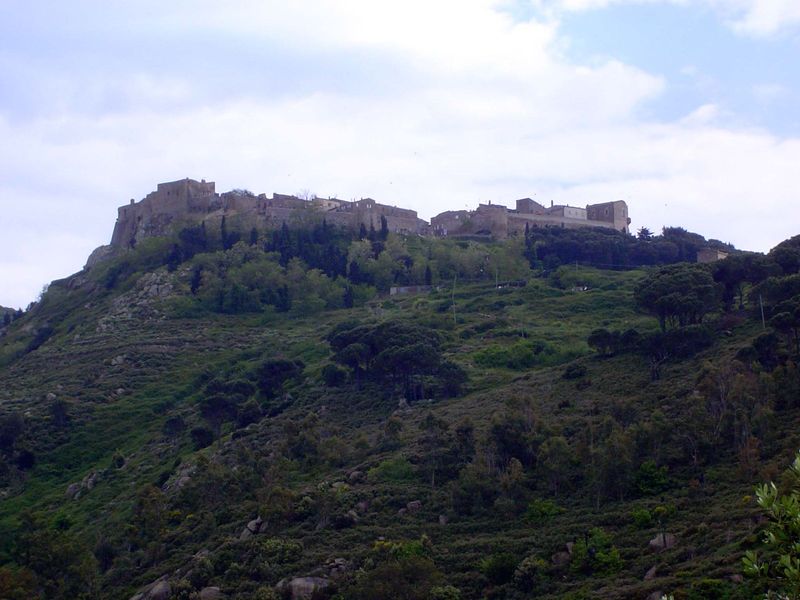 The high point of the island has a small walled town appropriately called Castello. In exchange for their security, residents had to forever