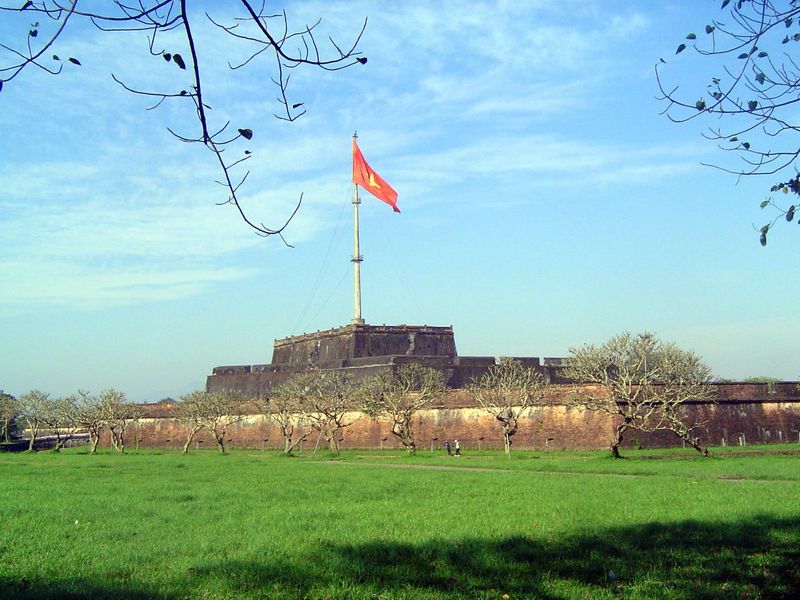 The citadel stands on the Perfume River, and at the midpoint of the side facing the river there is a bastion with a flagpole tower. The desi