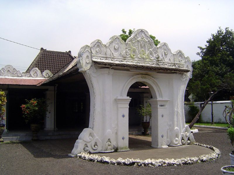The entrance to Kratan Kasepuhan, the palace of the Sultan of Sepoeh.