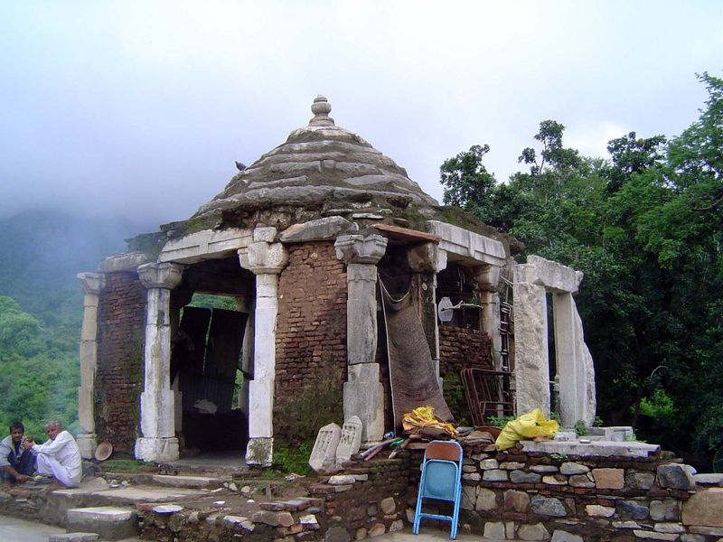 Many much simpler temples cluster nearby.
