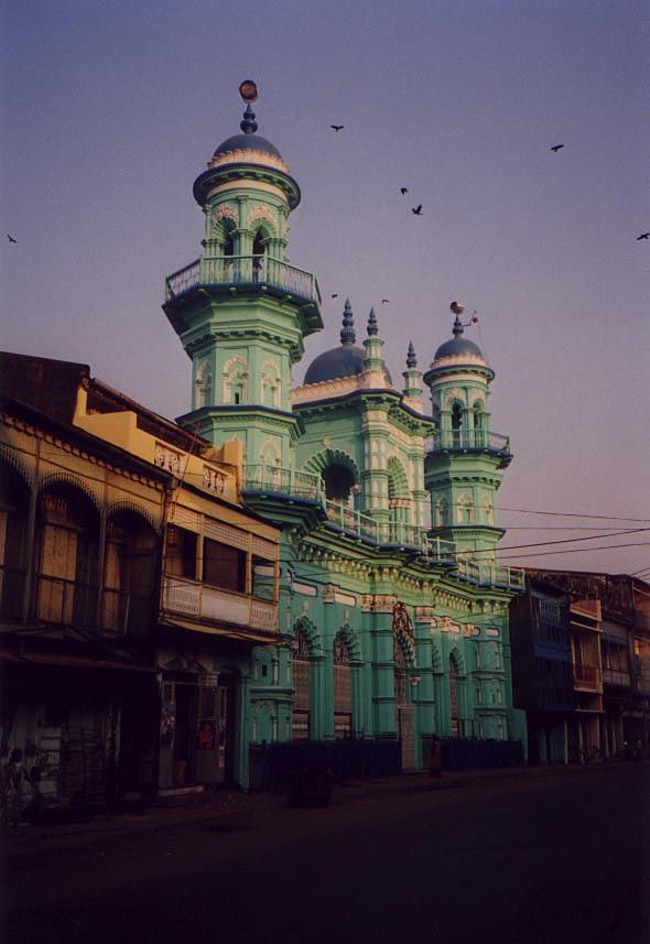 Not far to the south, the Sulati Mosque, also Sunni; between the two is a smaller Shia mosque.