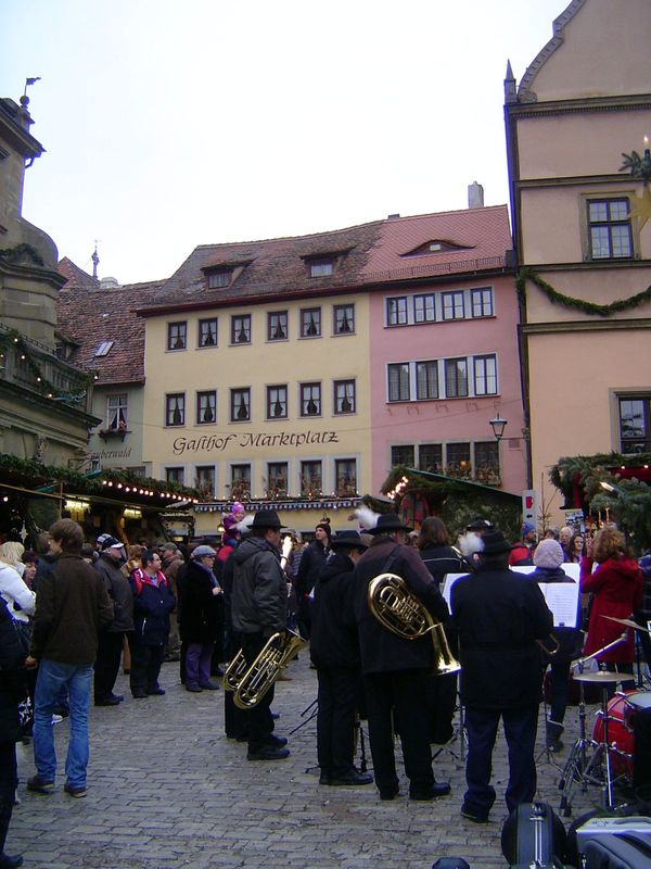 The market was an on-again, off-again affair until the 1970s, when Käthe Wohlfahrt opened a store. By 1996 the company had six stores in Rot