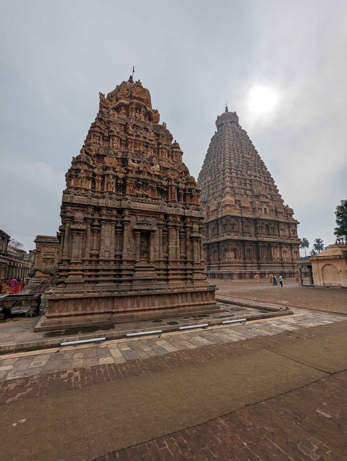 Seen from the right perspective, the two vimanas look equally high.