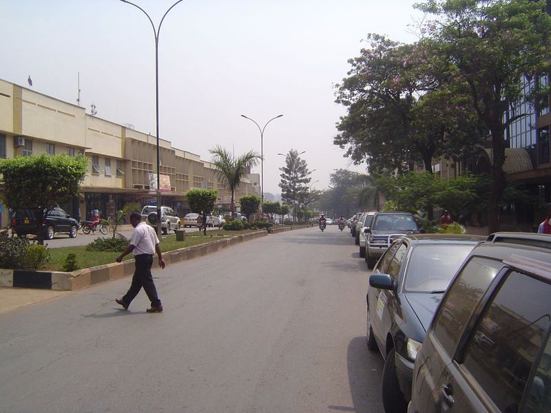 The idea survives to the extent of plantings between the traffic lanes, but parking has shifted from the median to the margins.