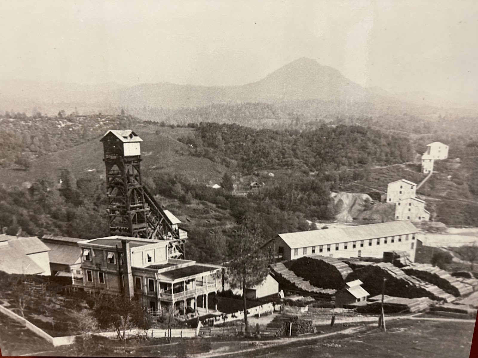 Note the buildings on the far right, which seem to be connected.
