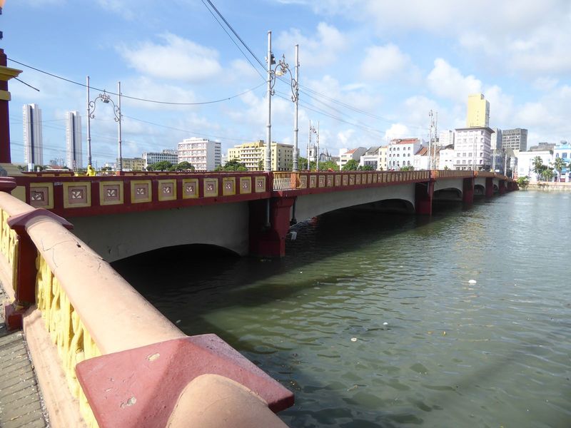 The Maurice of Nassau Bridge separates Antonio Vaz island from the still smaller island behind the camera. Now called Recife Antigo, old Dut