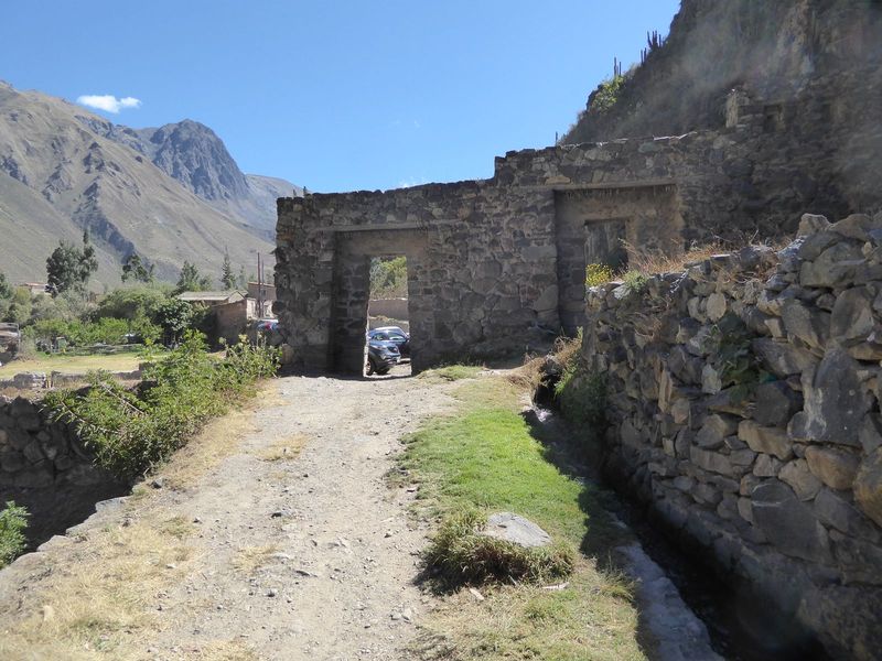 The Inca town had a formal entrance, bypassed now. Here it is, the Tiyupunku, with two double-jambed entrances, a parapet walkway, and an ir