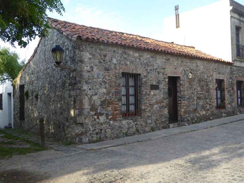 Some buildings, like this one on Vivienda De Solis y de San Pedro, are well cared for, but how close is its appearance to its original appea