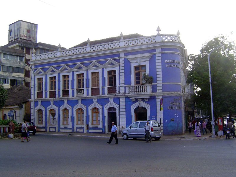 In the blocks around the park there is a 20th century city, some classical, some modern. The colors can be bold.