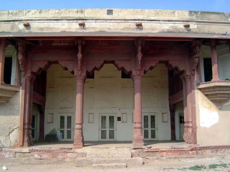 You can tell from the sandstone that this was built by Jehangir, who was a connoisseur despite his many brutalities in the name of statecraf