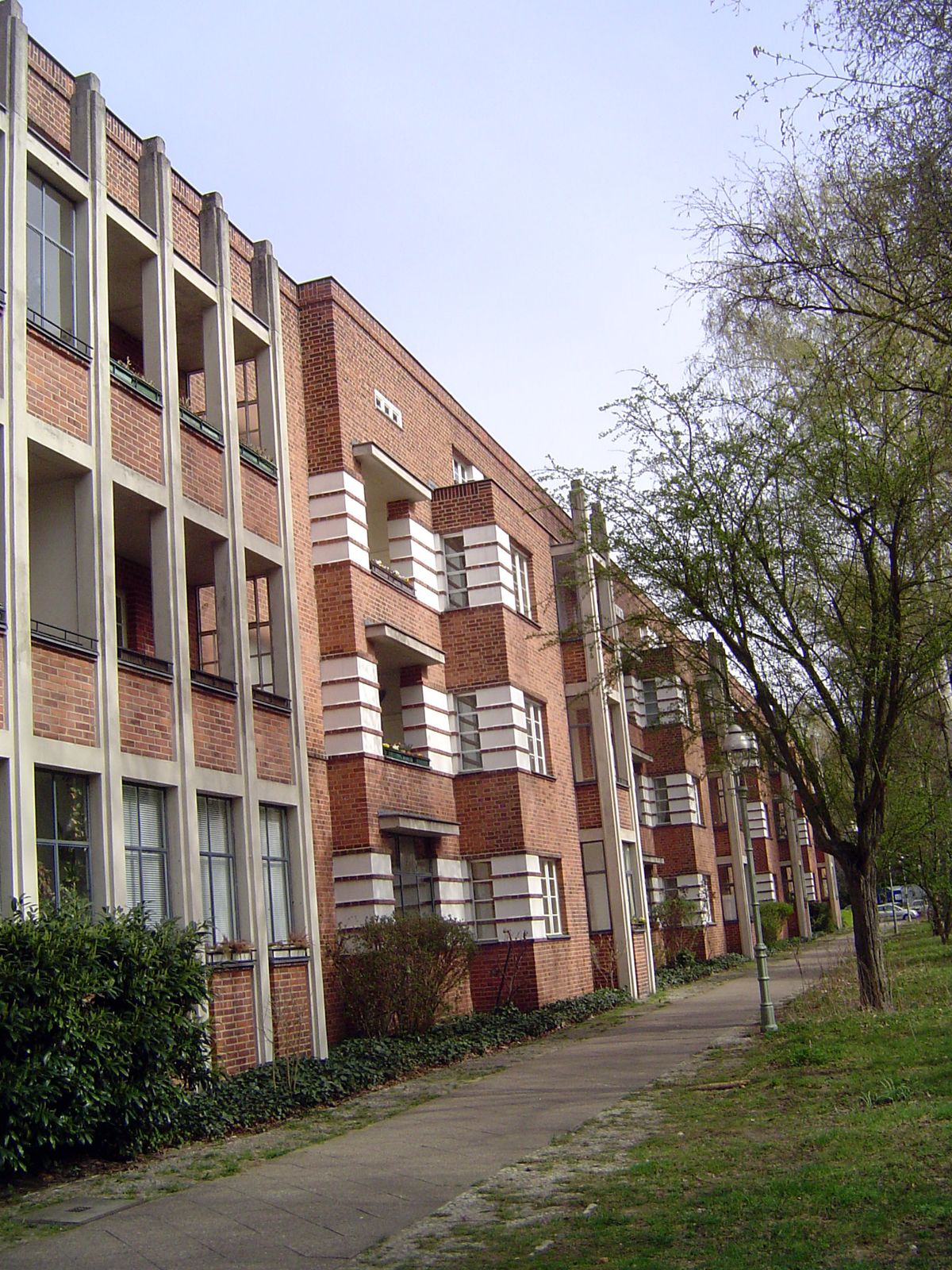 The owner was the Berliner Spar- und Bauverein, the Berlin Savings and Building Association. It had acquired the land in 1913; Taut's master