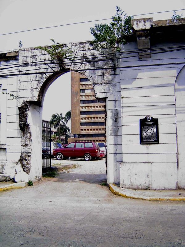 Almost nothing is left of the Ayuntamiento, which had been rebuilt after the earthquake of 1880 and which housed not only the city's adminis