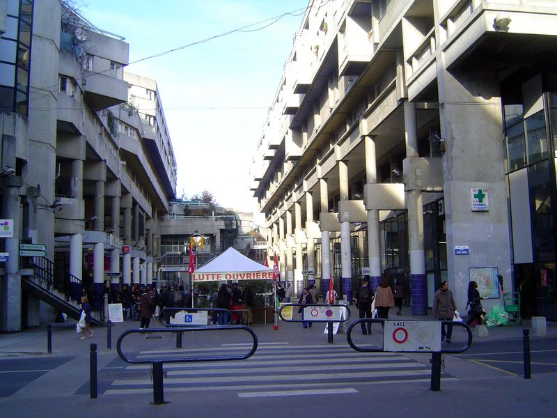 The commercial center of the redeveloped area. On the right side is a Carrefour. All to the good, but Le Figaro has published statistics sho