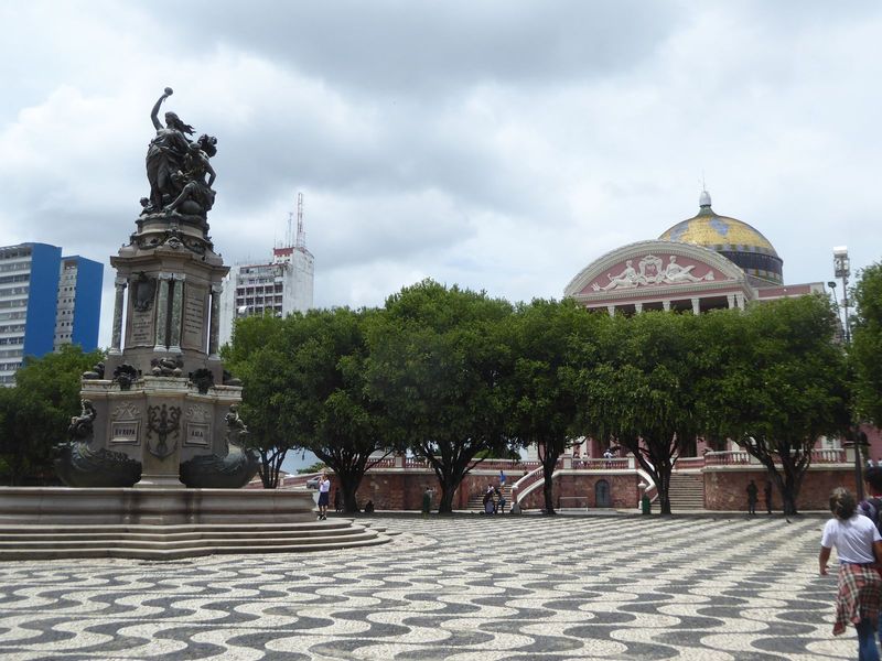 In 1995, Xerox paid for the refurbishment of the Praça São Sebastião, in front of the theater. The paving isn't new, however: it's always be