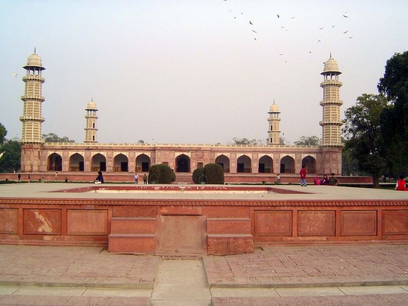 The tomb was commissioned by Shah Jahan, who seems to have had little interest in it, perhaps because he was none too overwrought by the dea