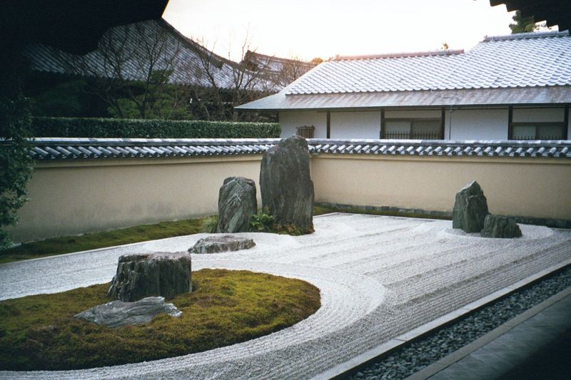 Isshidan, with gravel representing the sea while the stones and moss garden represent Crane and Tortoise islands, which is to say positive a