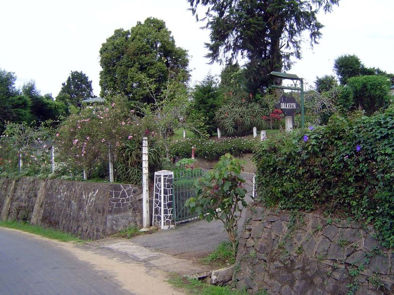 Nuwara Eliya itself, very compact, is surrounded by a larger area of old bungalows, mostly modest.