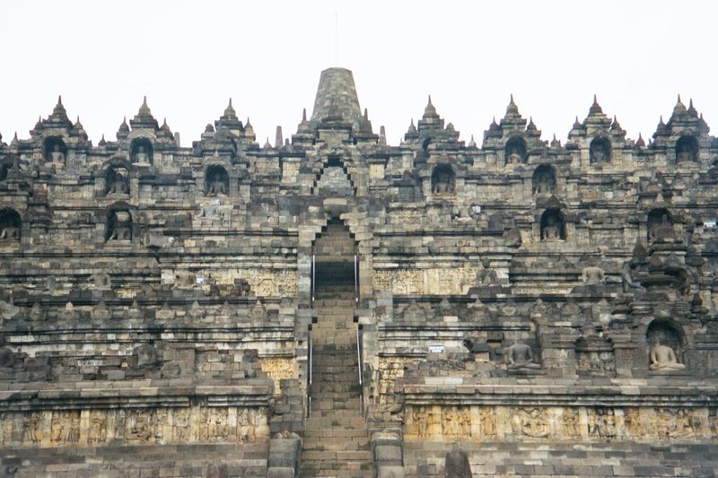 Early in the morning, you can escape the groups not yet arrived from Yogyakarta. You can make out not only the summit pagoda but the set of 