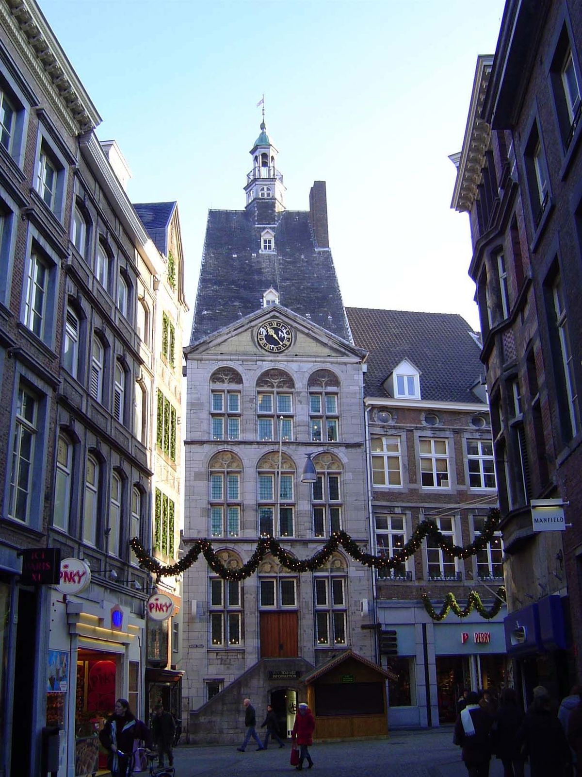 We're at the heart of the city, a couple of blocks from the left bank of the river. Specifically, we're looking down Grote Staat to Het Ding