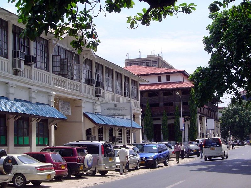 Behind the facades, many of these buildings are in rough shape. Let's take a look through that passage on the left. The building houses the 