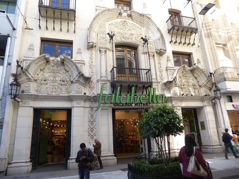 Conservative ornament wraps this building, too, built in 1930 for the conservative La Nación. This Chilean chain moved in during 2005.