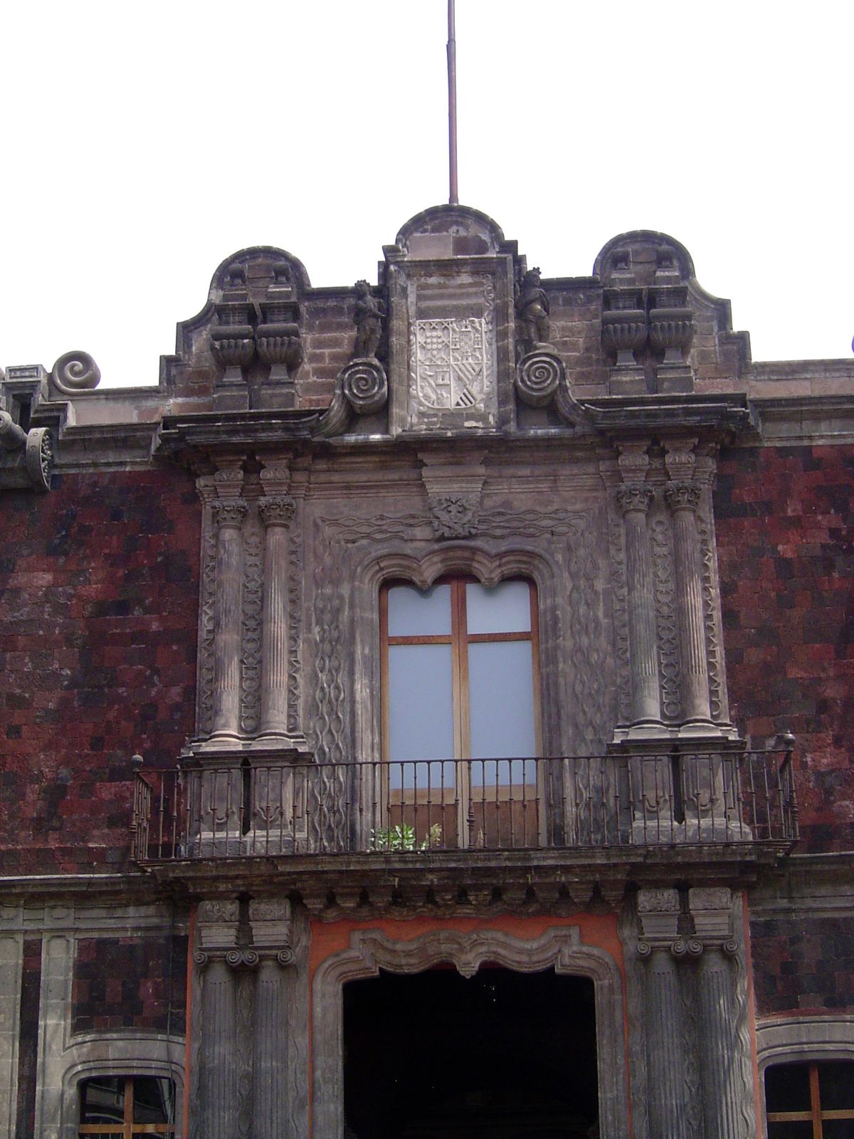 A detail of the entrance. Tha red stone is tezontle but the gray is cantera, a rock of consolidated volcanic ash, easy to carve but durable.