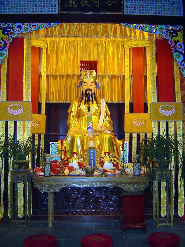 At the head of the diversion, the Fu Lung Kuan temple has a statue of Li Bing, whose famous instructions were "Year by year dredge at the bo