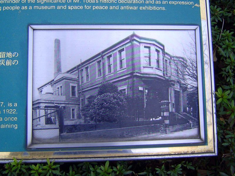 An old photo at the entrance shows that the building "English House No. 7, from 1922 was originally considerably deeper.