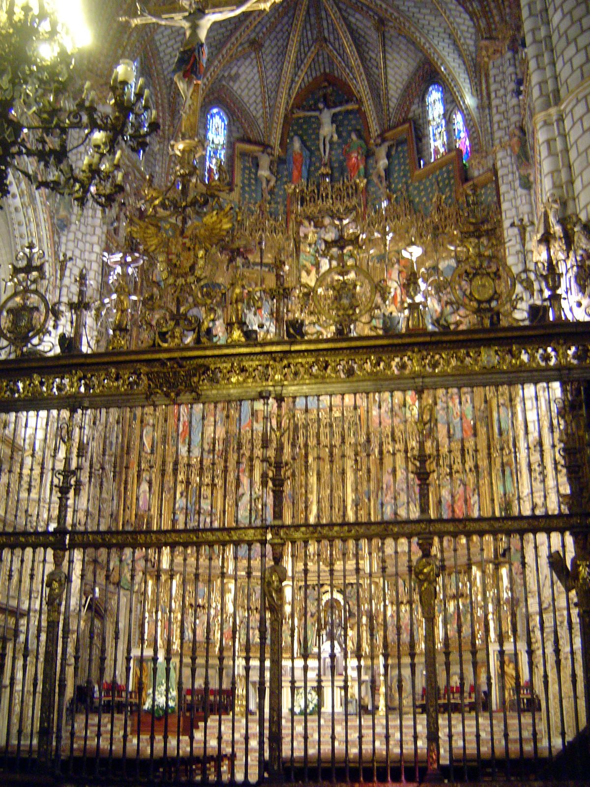 Behind the screen there is an immense wooden altarpiece, built by many hands to a design by Felipe Vigarny. The commission was by Cardinal S