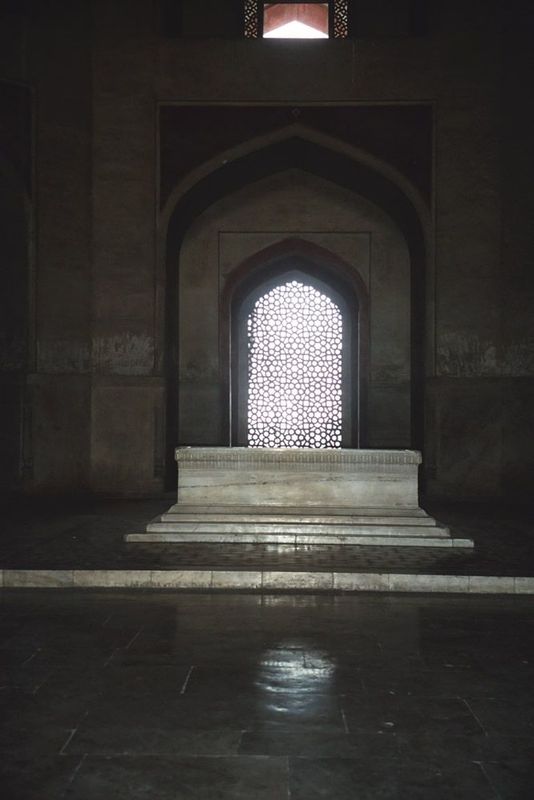Humayun's cenotaph: white marble, without inscription. Behind it, jalis tracery. Above, there is a domed roof, but it's much lower than the 