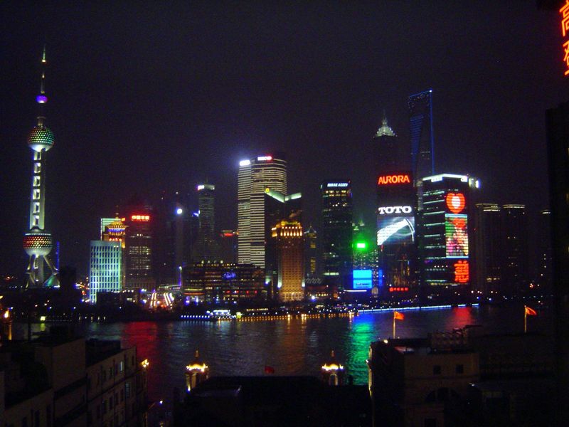 Night falls over Pudong. What is it with colored lights?